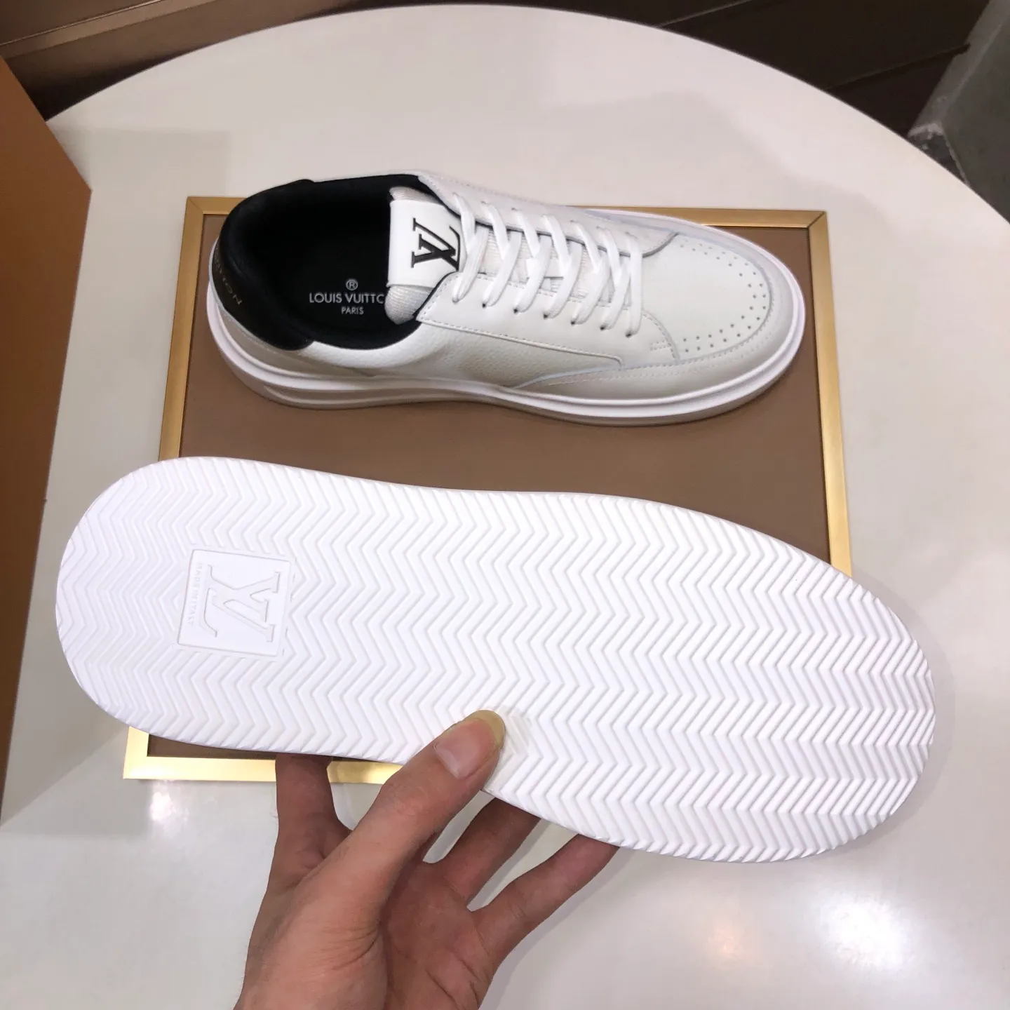 Factory batch 640💰original development, quality shipment, welcome to compare - LV sneaker series sports shoes introduce the loose silhouette of the ready-to-wear series into the spring and summer men's wear shows and make an eye-catching appearance. The cow leather upper is combined with rough fabric laces, and colorful beading highlights the brand's classic elements. LV letters mark the tongue and Monogram floral outsole. Mixed materials Made of top-grain cowhide, thick shoelace design, large Monogram print on the side, mesh lining and cotton feet, the comfort is as extreme as ever, premium heritage, quality first, worth owning! Size: Men’s 38-45 (45 is custom-made and cannot be returned or exchanged)